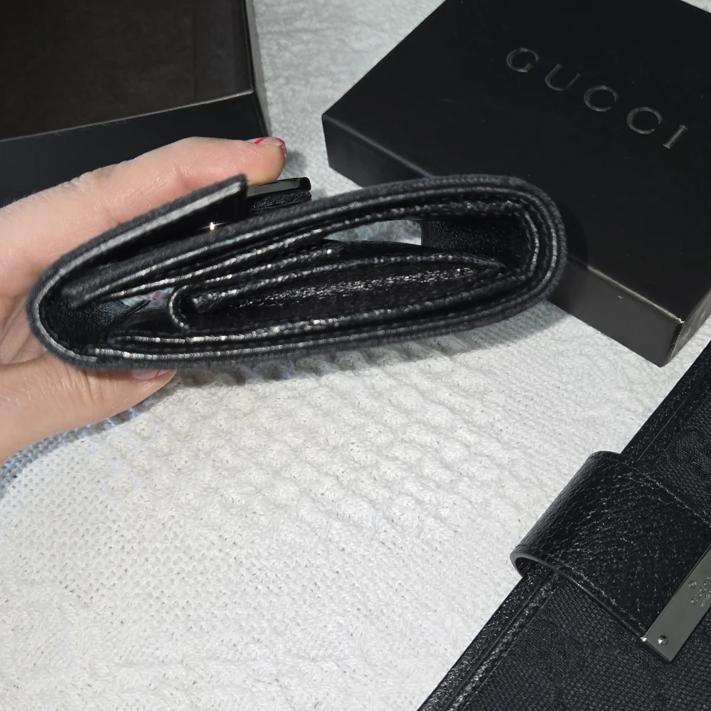 Like New! Gucci Bundle - GG Black Cloth Wallet and Agenda - Picture 5 of 16